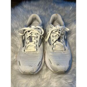 Brooks adrenaline gts 22 white and gray size 8